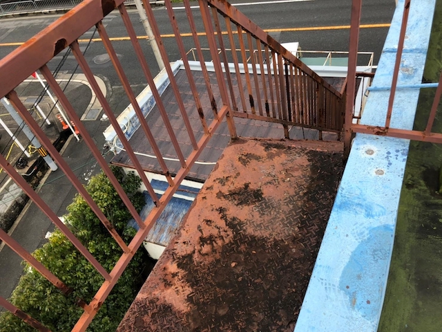 危険な状態の階段